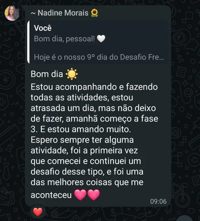 Print de mensagem no WhatsApp de Nadine, contando que está acompanhando e fazendo todas as atividades, que está atrasada um dia mas não deixa de fazer, e que foi a primeira vez que começou e continuou um desafio desse tipo