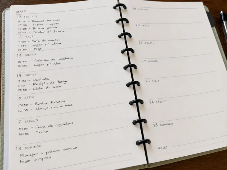 Planner aberto com a primeira semana preenchida à mão e as páginas seguintes em branco
